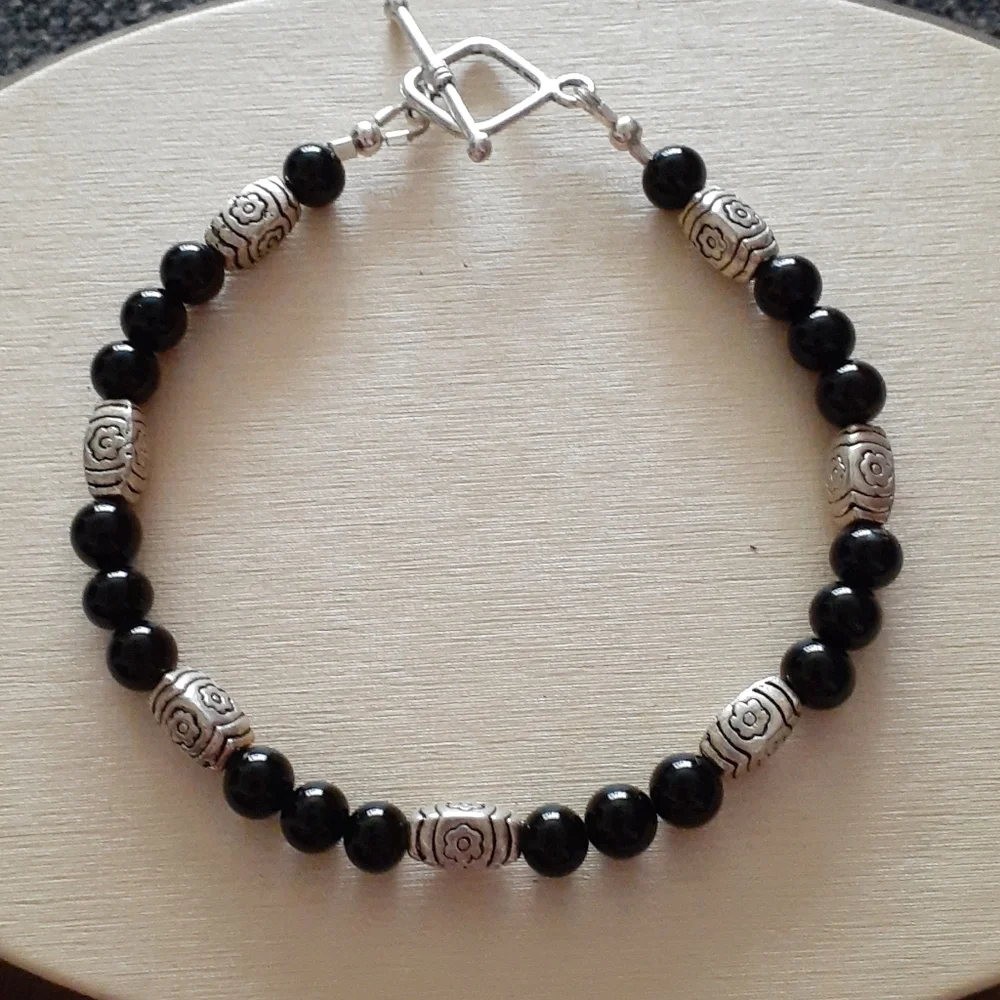 NWOT Black & Silver Beaded Bracelet R101